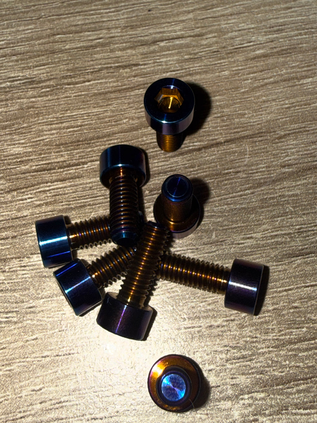Dirodi frame bolts