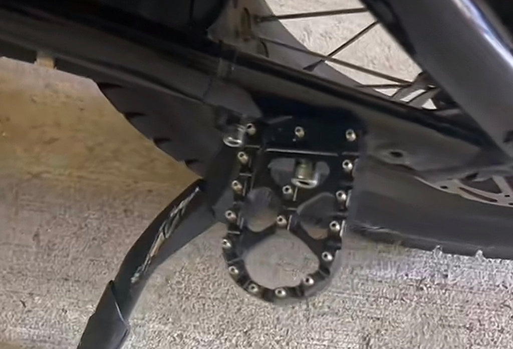 Moto pegs